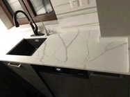 Plans de travail blancs de cuisine de quartz, taille adaptée aux besoins du client par partie supérieure du comptoir en pierre de quartz