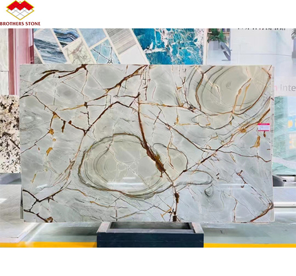 Une grande dalle de quartzite romain bleu adaptée au mur intérieur de l'hôtel et au comptoir de la cuisine
