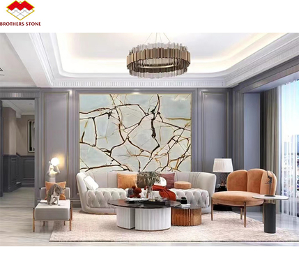 Une grande dalle de quartzite romain bleu adaptée au mur intérieur de l'hôtel et au comptoir de la cuisine