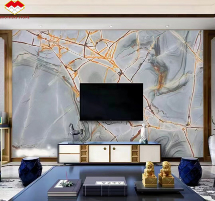Une grande dalle de quartzite romain bleu adaptée au mur intérieur de l'hôtel et au comptoir de la cuisine