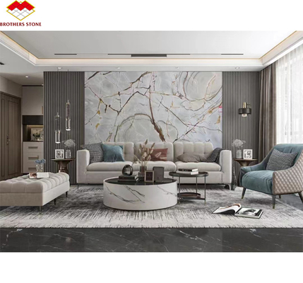 Une grande dalle de quartzite romain bleu adaptée au mur intérieur de l'hôtel et au comptoir de la cuisine