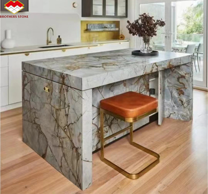 Une grande dalle de quartzite romain bleu adaptée au mur intérieur de l'hôtel et au comptoir de la cuisine