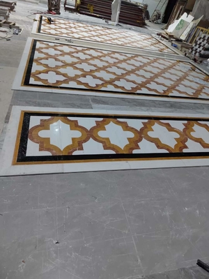 Tapis jet d'eau en marbre blanc et jaune dans un style de design moderne pour le salon de la villa