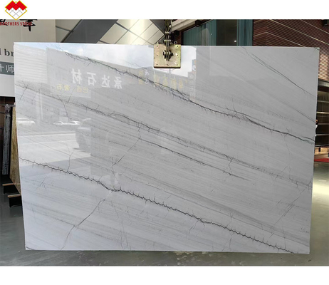 Plancher et escalier de cuisine moderne blanc avec des veines vertes/grises Calacatta Marbre Tableau de jeu de livre