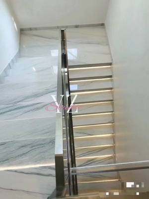 Plancher et escalier de cuisine moderne blanc avec des veines vertes/grises Calacatta Marbre Tableau de jeu de livre