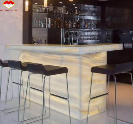 Panneaux muraux et comptoirs en onyx rétroéclairés en pierre blanche moderne en forme de grande dalle