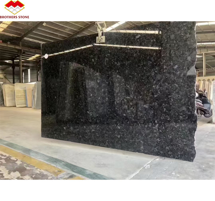 Élégante dalle de granit en marbre noir de style moderne pour le comptoir de la villa et la décoration extérieure