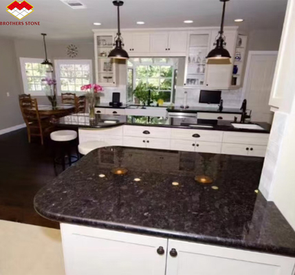 Élégante dalle de granit en marbre noir de style moderne pour le comptoir de la villa et la décoration extérieure