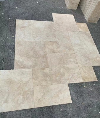 Polissage de carreaux de terrasse en pierre d'ivoire en travertin argenté brillant pour le jardin