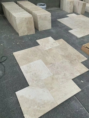 Polissage de carreaux de terrasse en pierre d'ivoire en travertin argenté brillant pour le jardin
