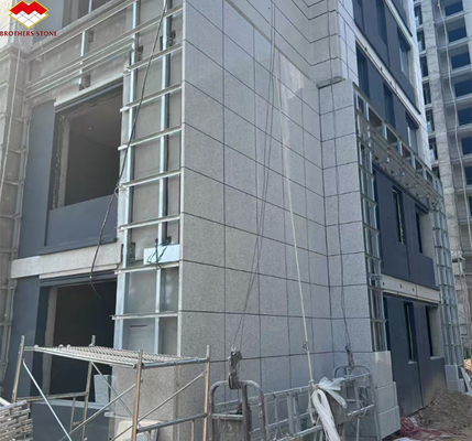 Veneur de pierre de granit gris chinois moderne à feu coupé à la taille pour revêtement de mur extérieur