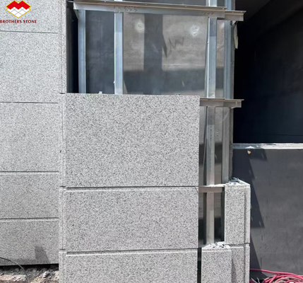 Veneur de pierre de granit gris chinois moderne à feu coupé à la taille pour revêtement de mur extérieur