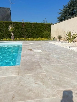 Style de design moderne Carreaux de terrasse en pierre d'ivoire en argent naturel travertin pour le sol de la piscine