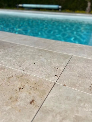 Style de design moderne Carreaux de terrasse en pierre d'ivoire en argent naturel travertin pour le sol de la piscine
