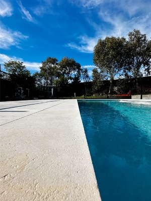 Style de design moderne Carreaux de terrasse en pierre d'ivoire en argent naturel travertin pour le sol de la piscine