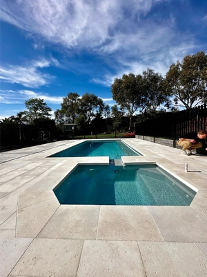 Style de design moderne Carreaux de terrasse en pierre d'ivoire en argent naturel travertin pour le sol de la piscine