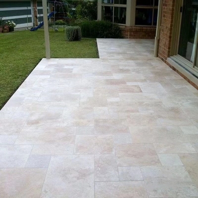 Style de design moderne Carreaux de terrasse en pierre d'ivoire en argent naturel travertin pour le sol de la piscine