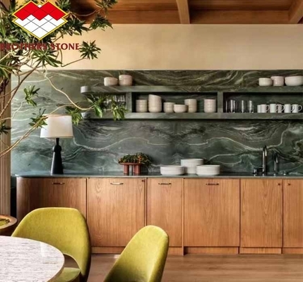 Table à manger moderne avec une surface en marbre vert poli et un design graphique personnalisé