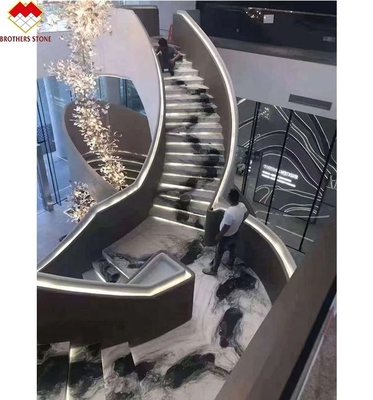 Escalier en spirale en pierre naturelle finition finie à l' intérieur avec lumière LED et design antidérapant