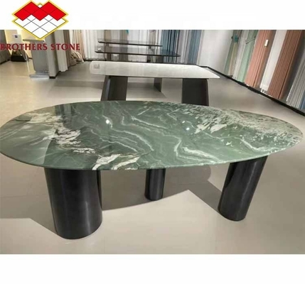 Table à manger moderne avec une surface en marbre vert poli et un design graphique personnalisé