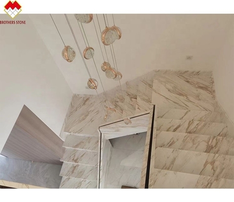 Taille personnalisée Vénus or Calacatta Marbre Escalier en spirale Trappe intérieure Moderne lumière LED et design antidérapant