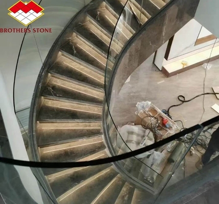 Escaliers en pierre naturelle de style européen moderne avec des tuiles polies de grandes dalles taillées à la taille