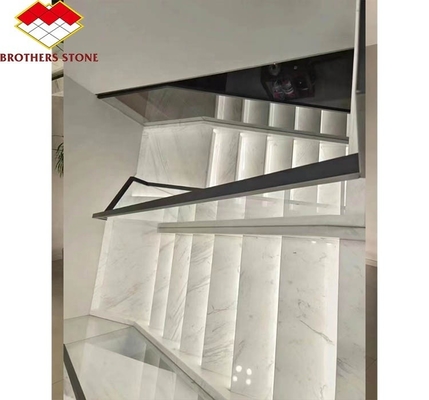 Escaliers modernes en marbre blanc poli Carreaux de pierre naturelle taillés à la taille pour la décoration intérieure
