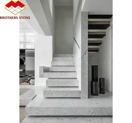 Escaliers modernes en marbre blanc poli Carreaux de pierre naturelle taillés à la taille pour la décoration intérieure