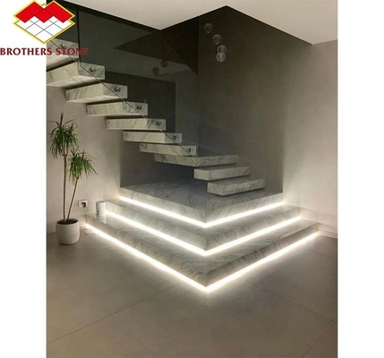 Escaliers modernes en marbre blanc poli Carreaux de pierre naturelle taillés à la taille pour la décoration intérieure