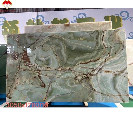 La dalle de marbre d'onyx vert est un choix étonnant pour le lavage et la décoration intérieure