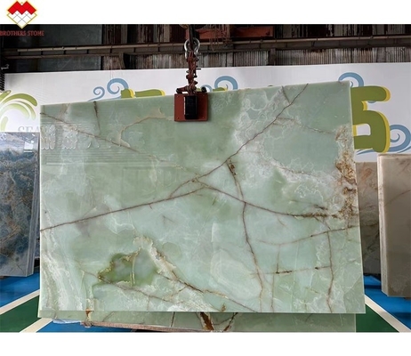 La dalle de marbre d'onyx vert est un choix étonnant pour le lavage et la décoration intérieure