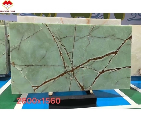 La dalle de marbre d'onyx vert est un choix étonnant pour le lavage et la décoration intérieure