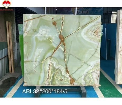 La dalle de marbre d'onyx vert est un choix étonnant pour le lavage et la décoration intérieure