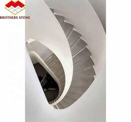 Escaliers en spirale en marbre naturel à l' intérieur avec des trottoirs poli et taillés à la taille et un style moderne