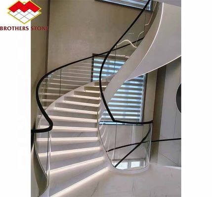 Escaliers en spirale en marbre naturel à l' intérieur avec des trottoirs poli et taillés à la taille et un style moderne