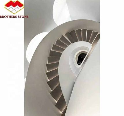 Escaliers en spirale en marbre naturel à l' intérieur avec des trottoirs poli et taillés à la taille et un style moderne