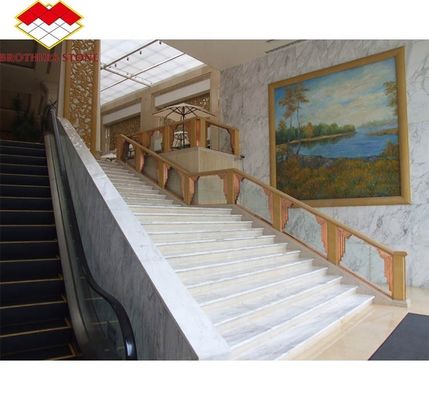 Escaliers en spirale en marbre naturel à l' intérieur avec des trottoirs poli et taillés à la taille et un style moderne