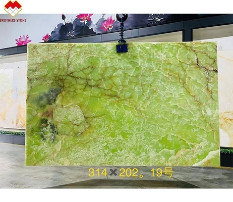 Plaque de marbre en onyx vert naturel parfaite pour les revêtements muraux et les comptoirs en onyx rétroéclairés