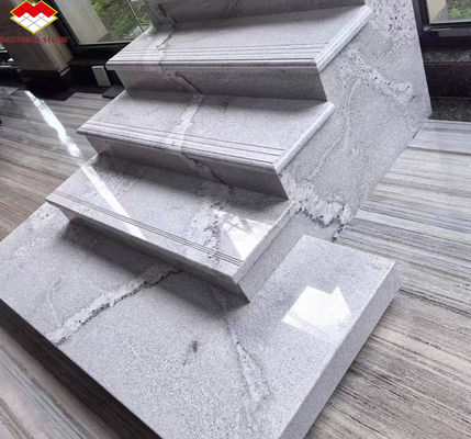 Des dalles de granit blanc modernes de Calacatta pour l'escalier intérieur, les marches et la conception des murs