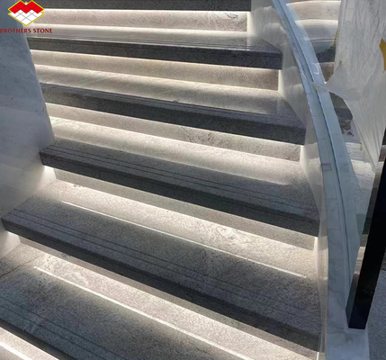 Des dalles de granit blanc modernes de Calacatta pour l'escalier intérieur, les marches et la conception des murs