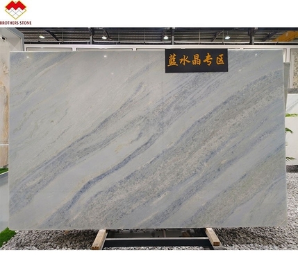 Plaque de quartzite à l'ombre bleue translucide de type marbre en onyx moderne pour salon