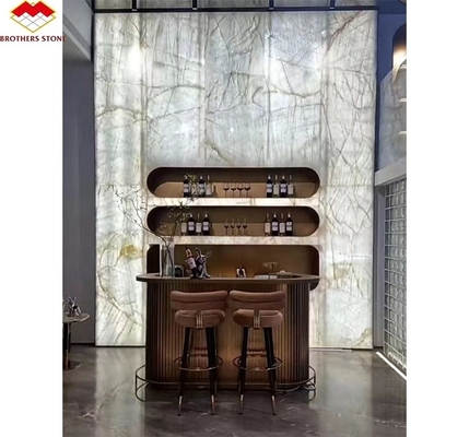 Table translucide en marbre en onyx cristallo dans un design moderne pour les restaurants de luxe