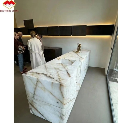 Table translucide en marbre en onyx cristallo dans un design moderne pour les restaurants de luxe