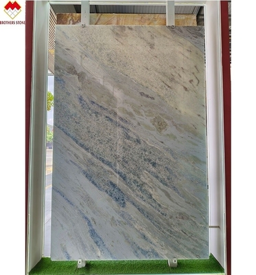 Plaque de quartzite à l'ombre bleue translucide de type marbre en onyx moderne pour salon