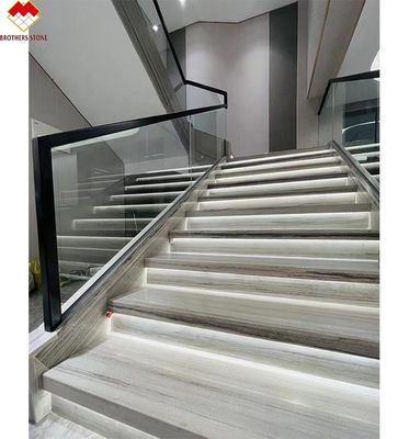 Escalier droit en marbre blanc en bois avec surface de dessin et conception de ruban adhésif antidérapant
