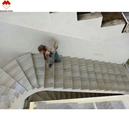 Les carreaux en bois blanc ont l'air de marbre, les escaliers sont antidérapants, les veines sont blanches, les veines grises, les carreaux en marbre.