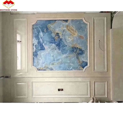 Plaque de pierre en onyx bleu translucide naturel pour le fond de la télévision en bleu doré