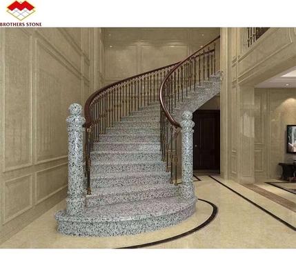Colonnes d'escalier extérieures avec plancher en pierre de construction Carreaux de granit blanc britannique moderne