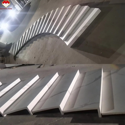 Escaliers à rainures antidérapantes Escaliers en pierre sintrée avec éclairage à LED