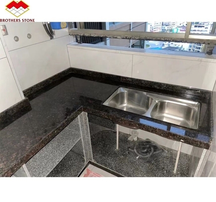 Surface poli en pierre de granit brun britannique moderne pour la conception de comptoirs de cuisine